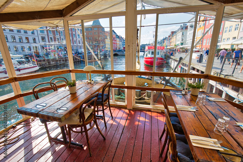 Obraz na płótnie Famous Nyhavn (New Harbour) bay in Copenhagen, a historic 17 century European waterfront with street restaurants, cafe and street open bars w salonie