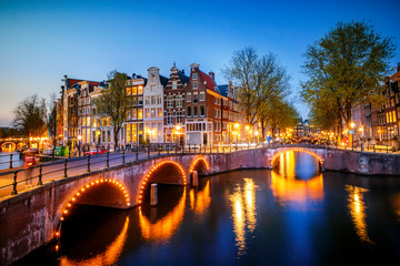 Stickers Amsterdam Amsterdamse lichtjes weerspiegeld in nachtelijk water  © dasjo