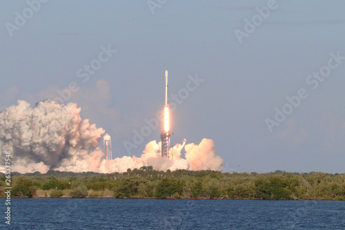 Fototapeta Naklejka Na Ścianę i Meble -  Falcon Heavy Liftoff