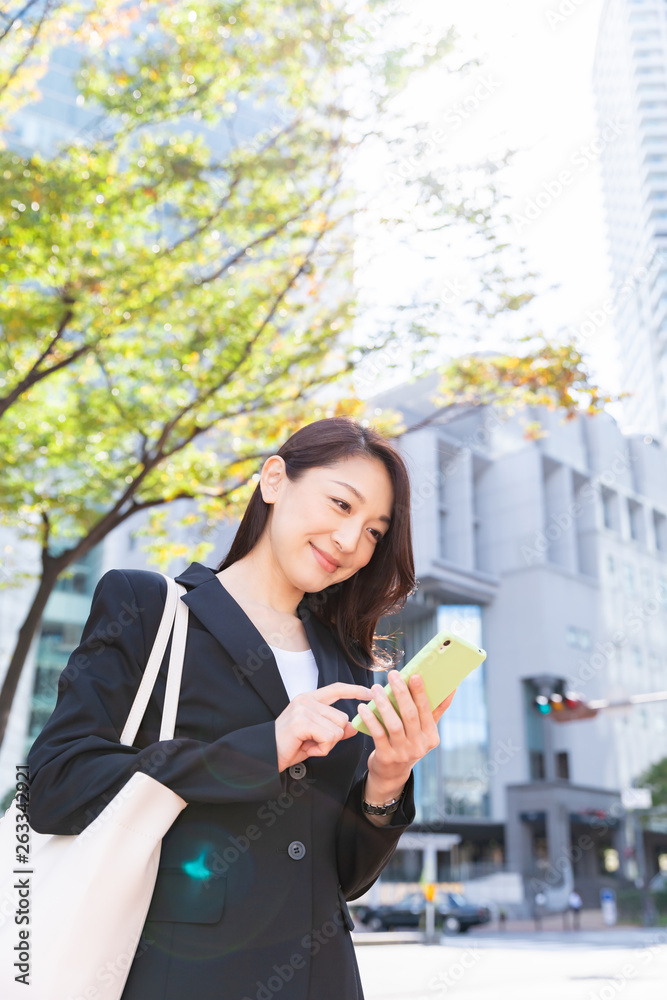 ビジネスウーマン　スマートフォン