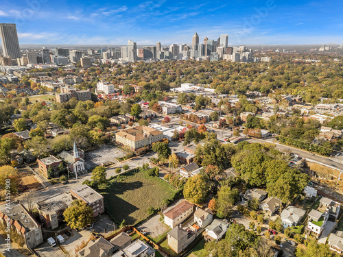 Quadro em tela atlanta neighborhood with skyline in background