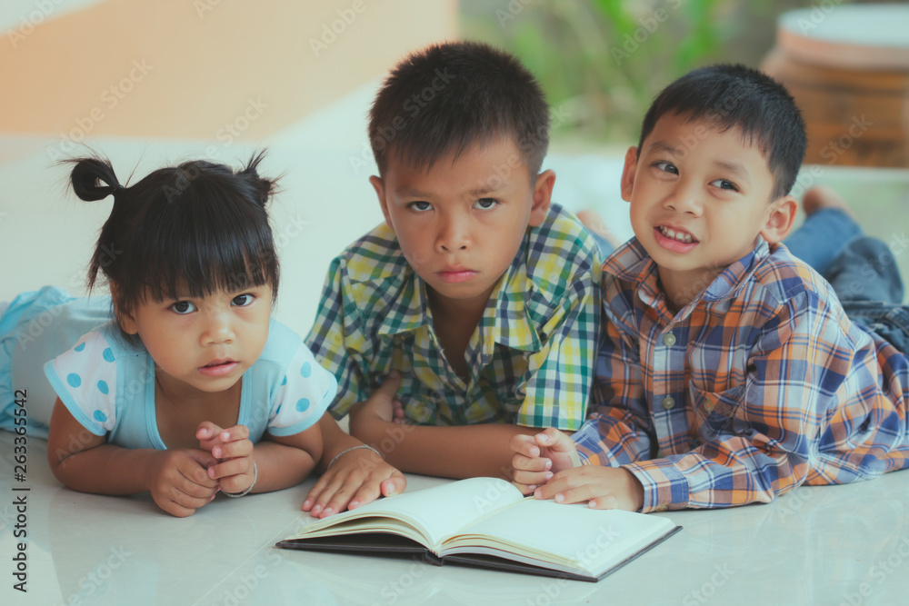 Children who are interested in staring at books. Children who are interested in staring at books.