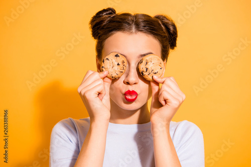Photos Close up photo of dreamy charming little lady cooking pastry sugar dishes foolin
