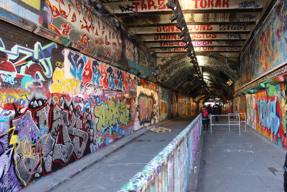 Fototapeta Graffiti tunnel