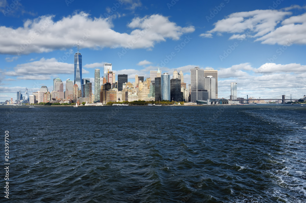 Naklejka premium Skyline with famous skyscrapers of Manhattan and East River.