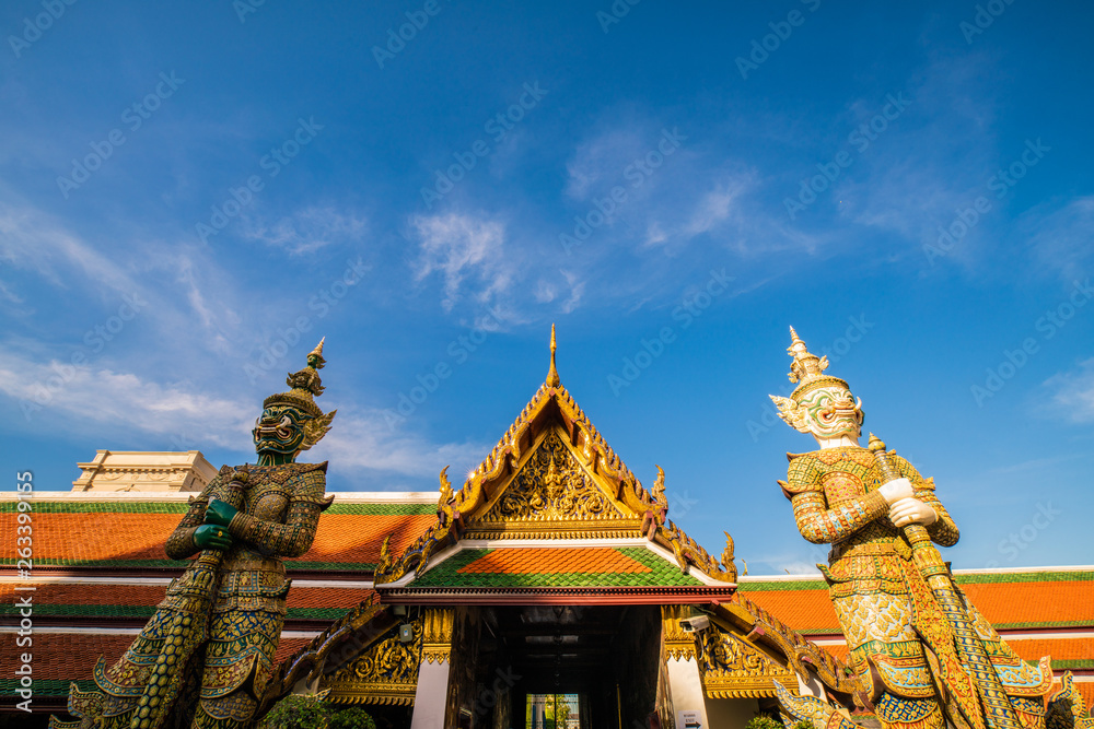 Fototapeta premium Wat Phra Kaew emerald buddhist temple at Bangkok
