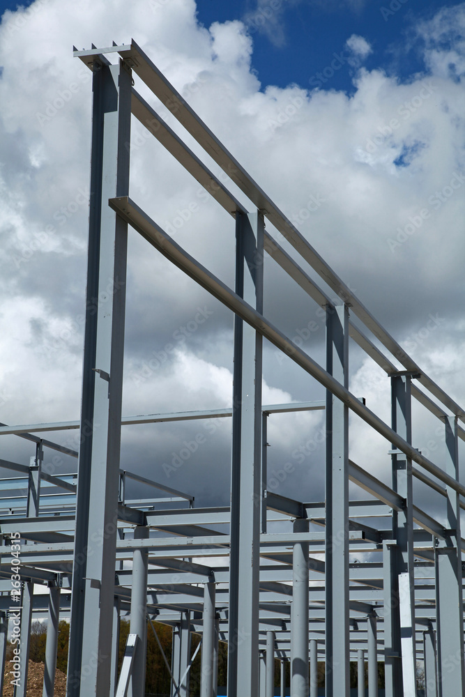 Naklejka premium Ossature métallique d'un batiment en construction