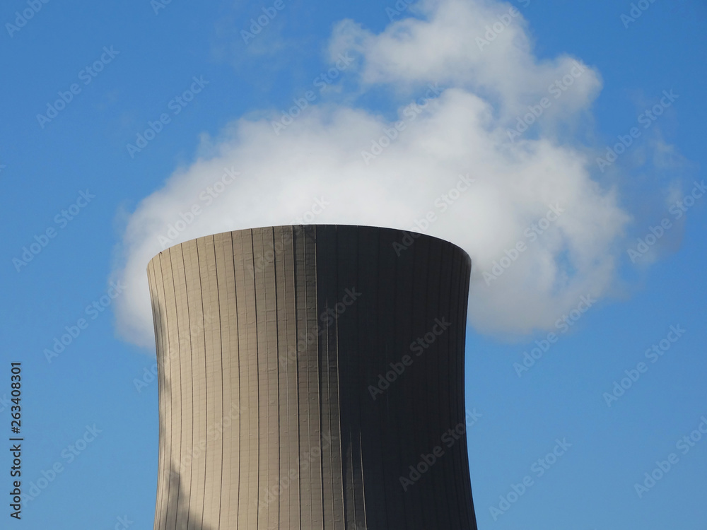 Qualm kommt aus einem Turm eines Kernkraftwerkes Qualm kommt aus einem Turm eines Kernkraftwerkes