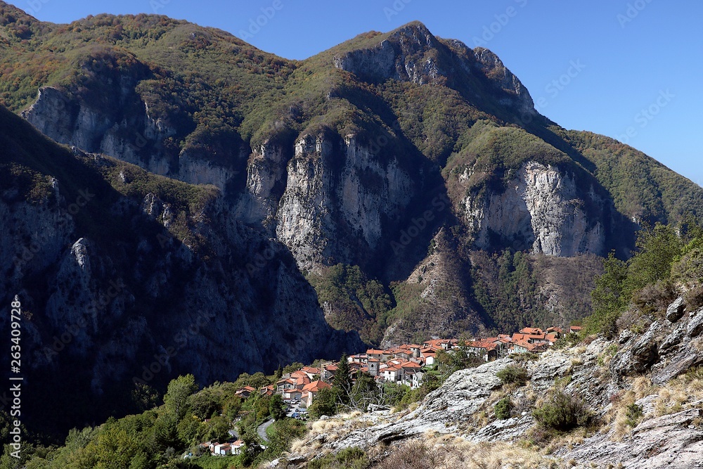 Obraz premium Alpi Apuane, Massa Carrara, Tuscany, Italy. Panoramic view of the town of Vinca. Small town located in the municipality of Fivizzano. In the past the inhabitants were employed to excavate the marble