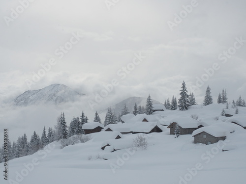 Nuages sur paysage enneigé