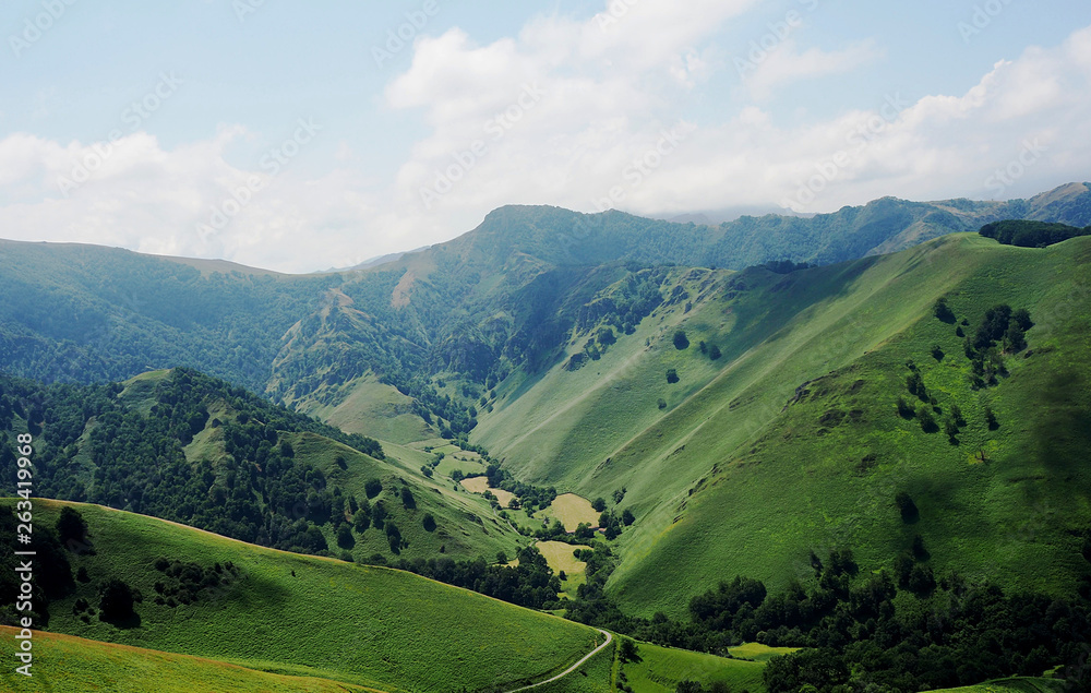 Montañas y valle en Navarra. Fondo de paisaje. Concepto de naturaleza.