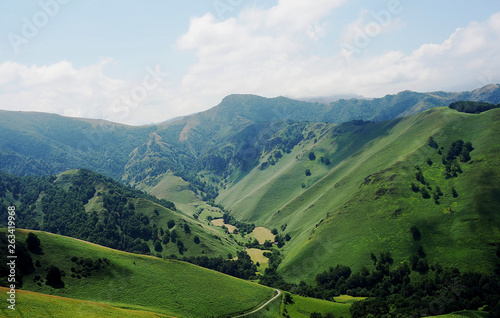 Montañas y valle en Navarra. Fondo de paisaje. Concepto de naturaleza. © Maria
