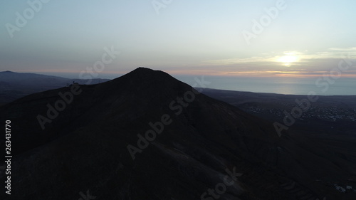 atardecer entre montañas y paisajes