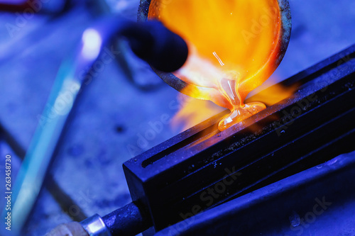 Fotografia The process of smelting precious metals in a jewelry workshop, close-up