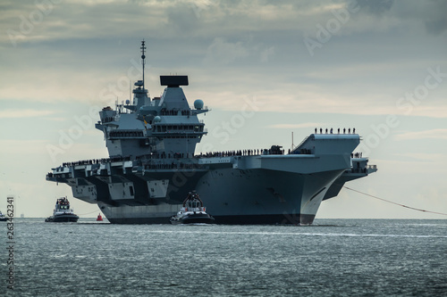 Fotografie HMS Queen Elizabeth returning to Portsmouth from exercise Westlant18 on December