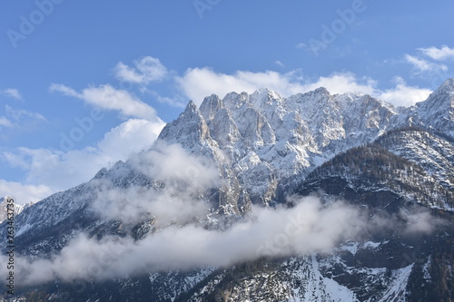 Osttirol, Lienzer Dolomiten, Winter, Frühling, Lienz, Pustertaler Höhenstraße, Steil, Schnee, Wolken, Wolkenstimmung, Fels, schroff, Gipfel, Bannberg, Leisach, Spitzkofel, Große Sandspitze, Eis, Gamsa photo