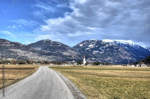 Tristach, Lienz, Lienzer Talboden, Straße, Landstraße, Frühling, Landwirtschaft, Feld, Acker, Scheune, Heustadel, Felder, Talboden, Tal, Stadt, Dorf, Zettersfeld, Schleinitz, Faschingalm, Lienzer Dolo photo