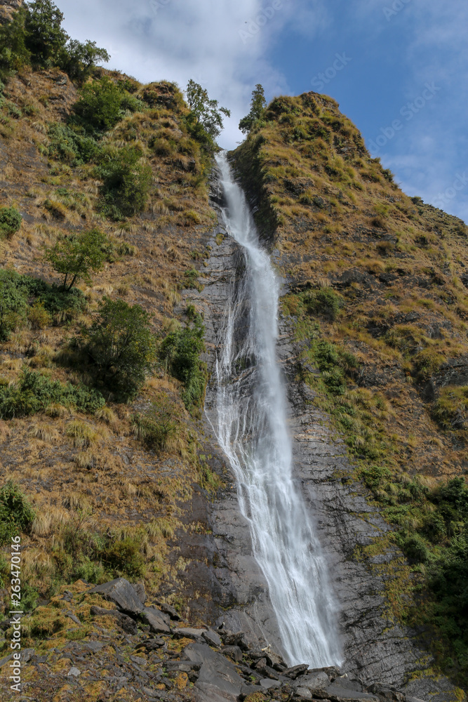 Obraz premium A waterfall in the mountains