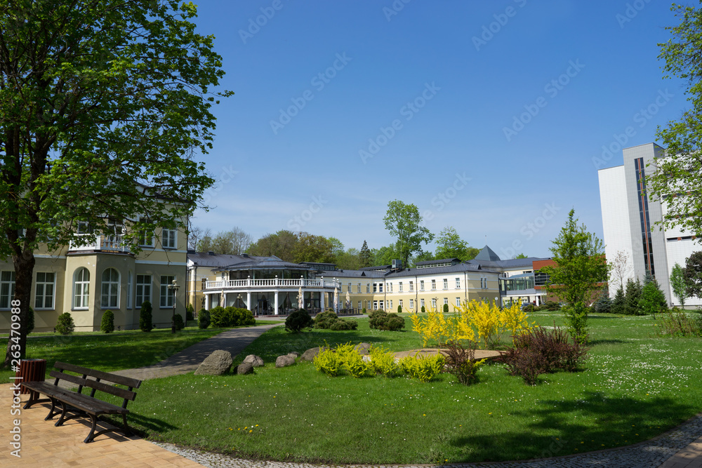 Obraz premium Hotel complex surrounded by greenery