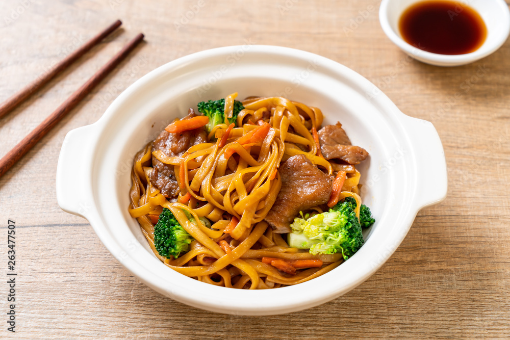 stir-fried noodles with pork and vegetable