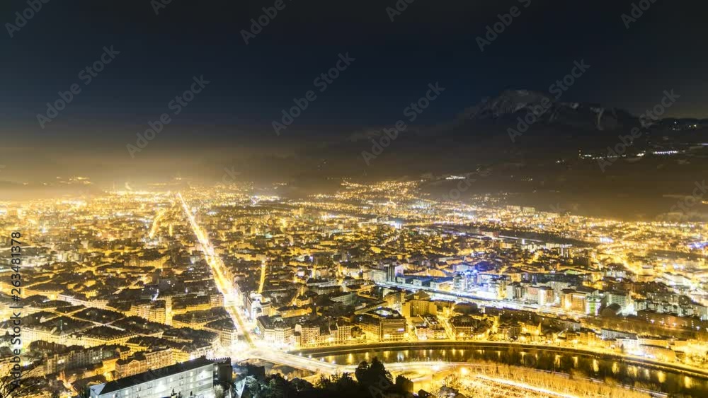 Timelapse de nuit à Grenoble. Vue depuis la Bastille.