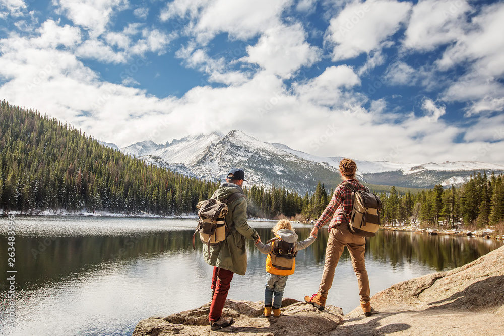 © Maygutyak - Family in Rocky mountains National park in USA © Maygutyak - Family in Rocky mountains National park in USA