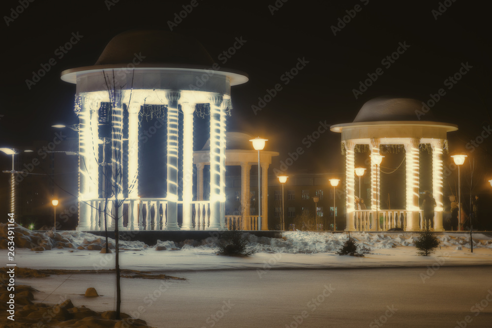 Obraz premium Ратуши в гирляндах зимой