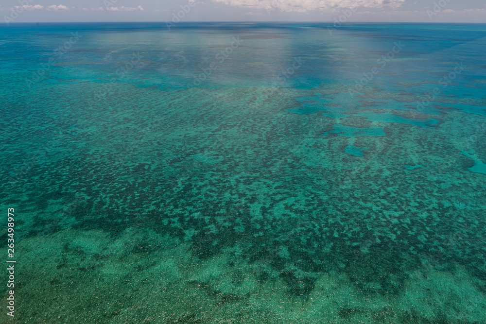 Luftaufnahme beim Helikopter-Rundflug über das Great Barrier Reef	