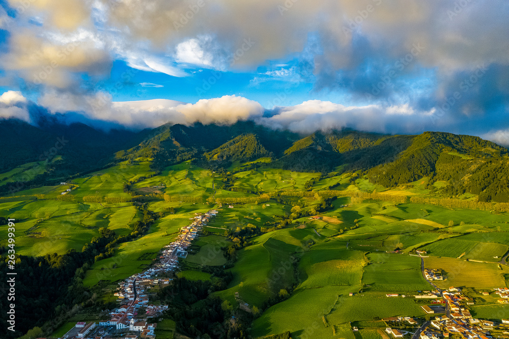 Sao Miguel - Die Azoren aus der Luft mit der Drohne. Meer, Strand, Küste und Landschaften aus der Luft