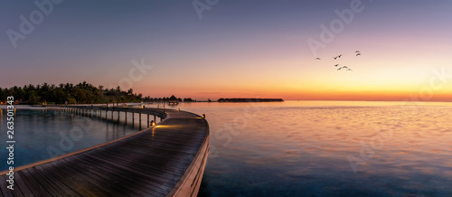 Panorama eines Sonnenunterganges über einer tropischen Insel auf den Malediven 