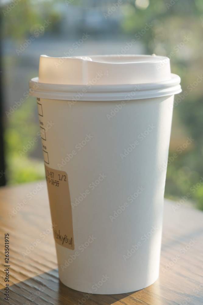 Obraz premium 紙コップホットコーヒー