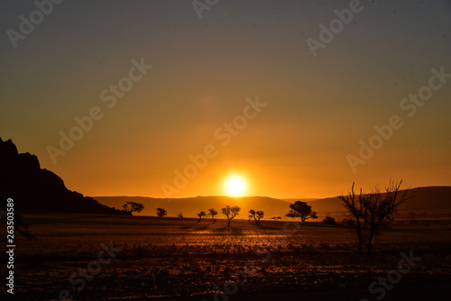 Sonnenuntergang in der Namib Naukluft Wüste in Namibia