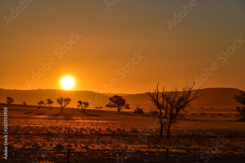 Sonnenuntergang in der Namib Naukluft Wüste in Namibia