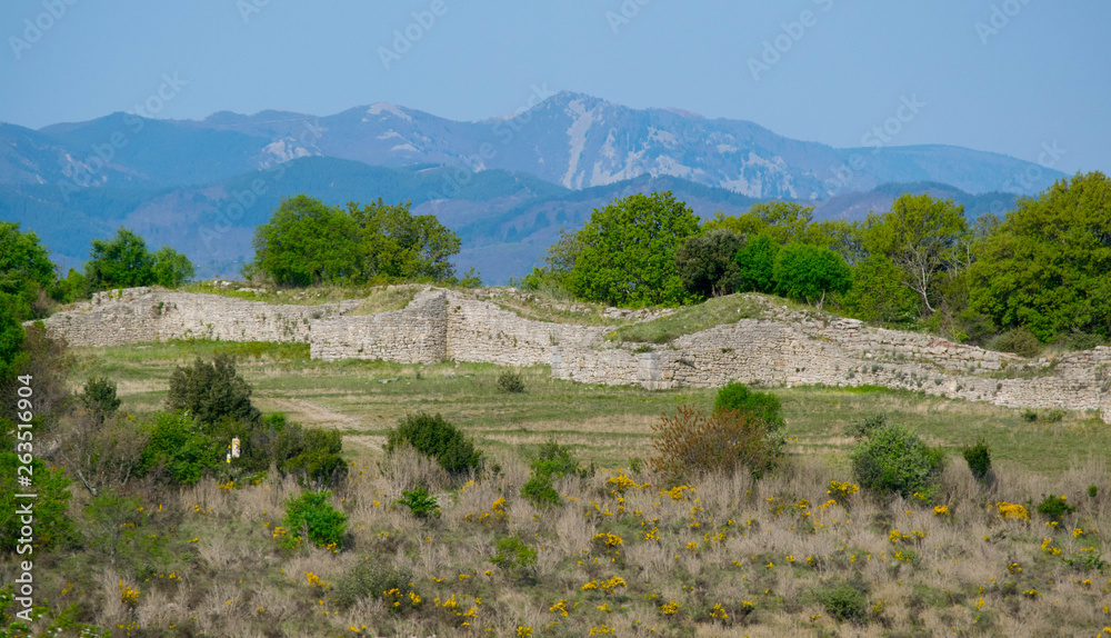 Fototapeta premium Blick vom Panorama des Jastres oberhalb von Aubenas in der Ardeche