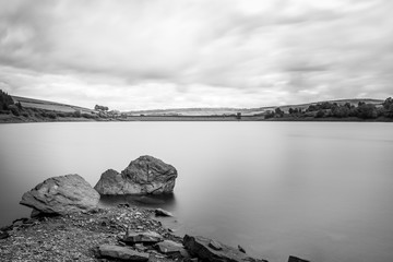 Tuinposter Zwart wit Digley Reservoir bij laag water  © Gary Turner