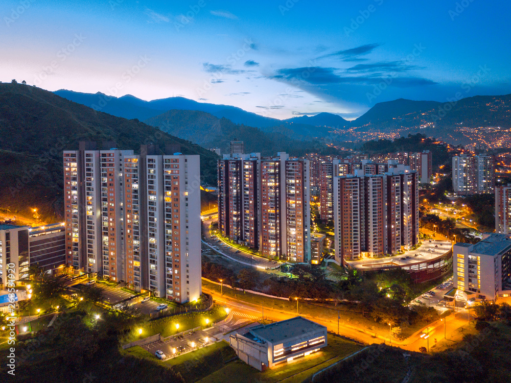 Fototapeta premium Fotografía de edificios, casas y viviendas en general en hora azul en la ciudad de Medellín, Antioquia (Colombia).