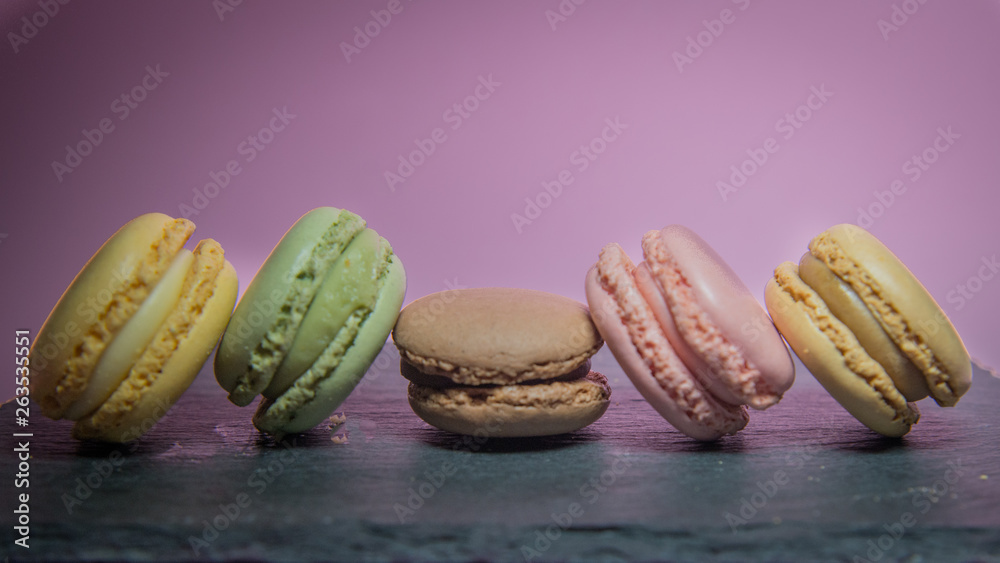 MACARONS ON BLACK SLATE WITH PINK FUND MACARONS ON BLACK SLATE WITH PINK FUND