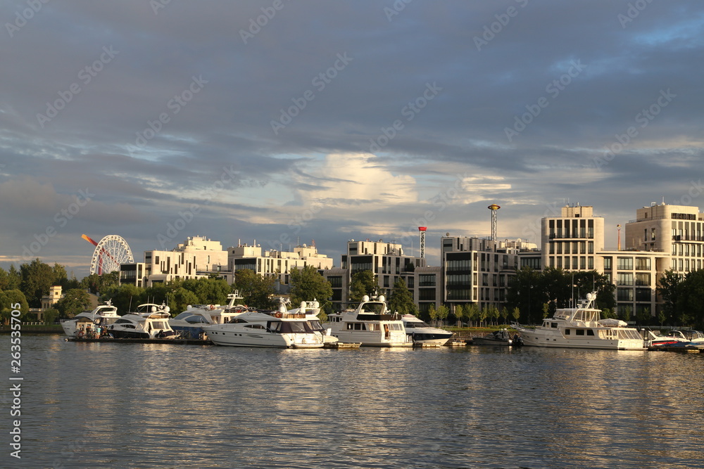 Obraz premium beautiful houses and yachts at sunset on the shore of the Gulf of Finland