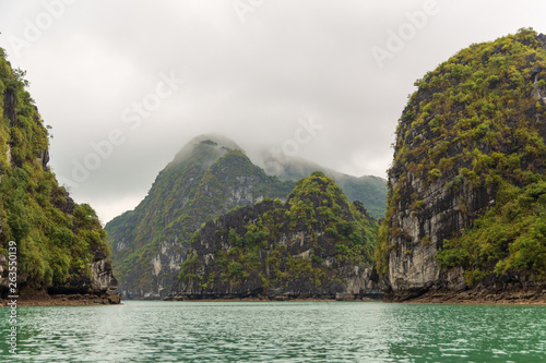 Foto island mountain tops of ha long bay in Vietnam in clouds