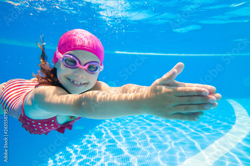 Obraz na płótnie girl swim in pool w salonie