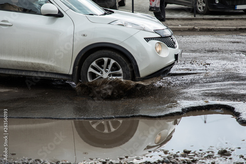 Foto The car goes without reducing speed on a bad road with asphalt in pits and potho
