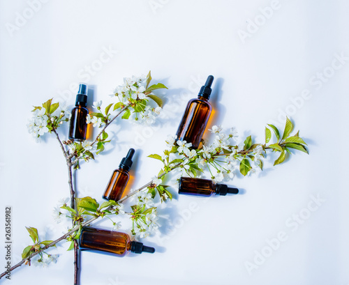 Fotografi bottles of perfumer for perfume with cherry blosom branch