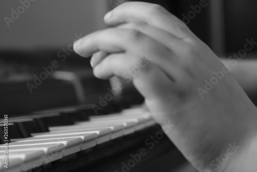 Bambino che suona la tastiera