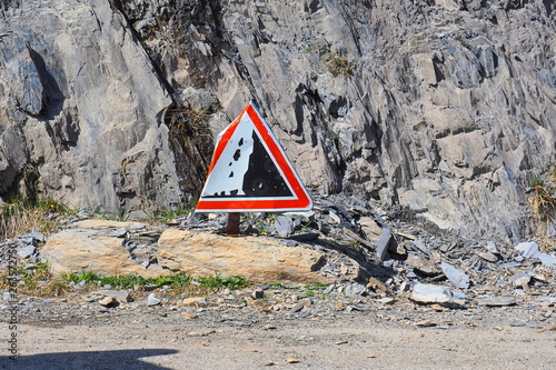 panneau indication chutes de pierres 