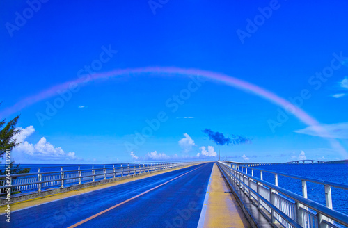 真夏の宮古島、朝のスコール後に出来た虹と伊良部大橋