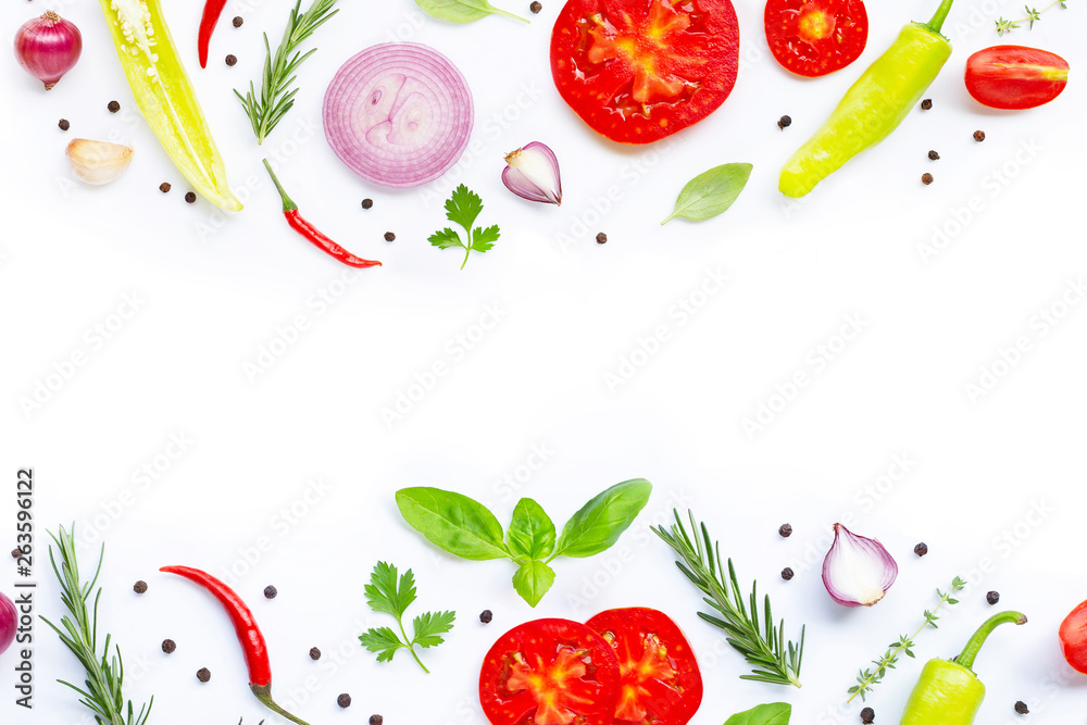Fototapeta Różnorodni świezi warzywa i ziele na białym tle. Zdrowe jedzenie koncepcja