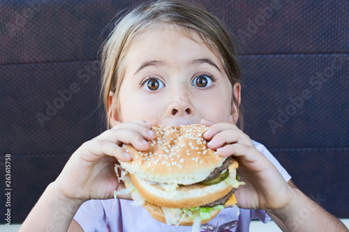 hübsches Kind isst einen Burger