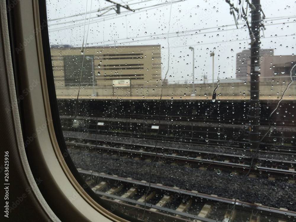 Obraz premium 台風・雨天の最中の新幹線移動 駅停車中