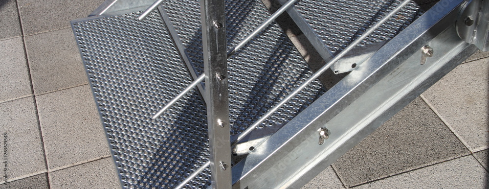 Fototapeta premium eine neue verzinkte Stahltreppe