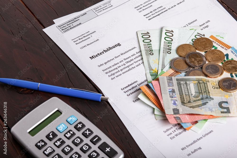 Schreiben über Mieterhöhung mit Taschenrechner Euro Bargeld Schreiben über Mieterhöhung mit Taschenrechner Euro Bargeld